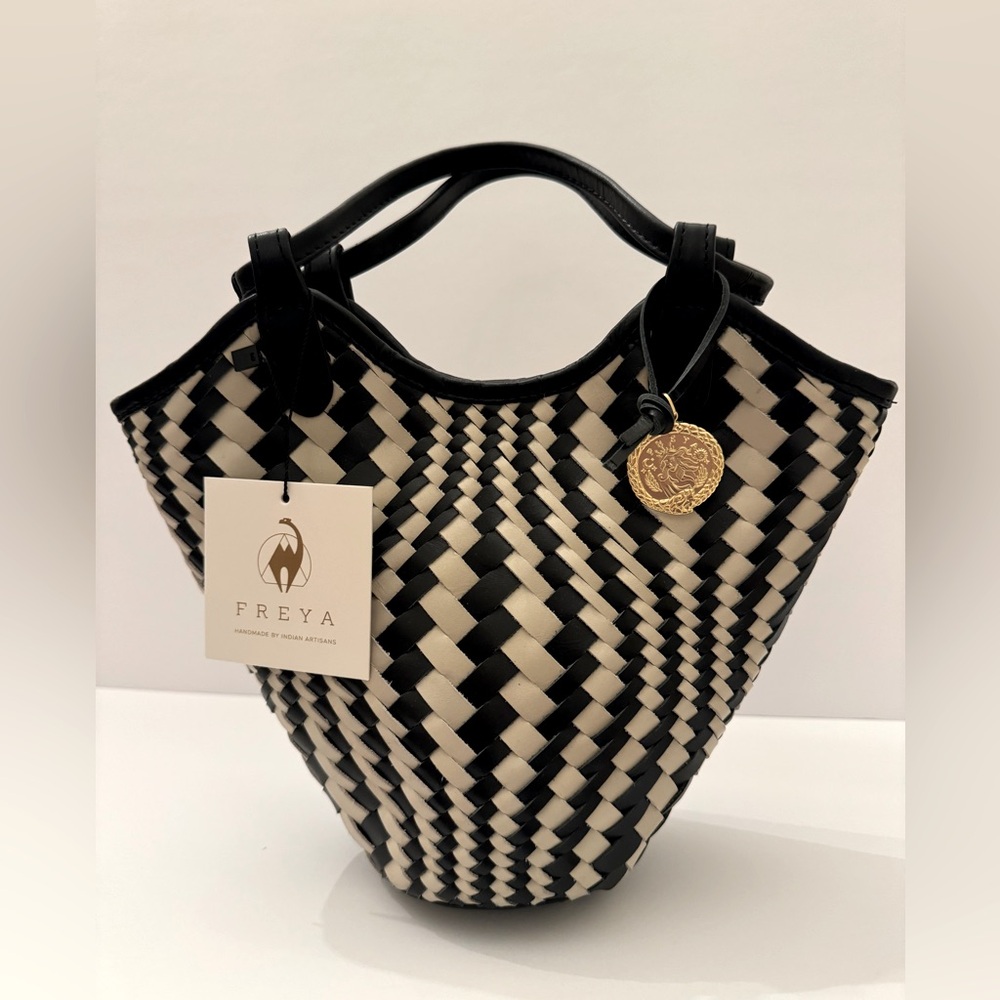 NWT Freya Flow Mini Crossbody black and white